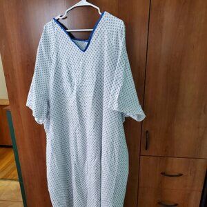hospital patient gown with iv snap sleeves 2 ties in the back one size fits all